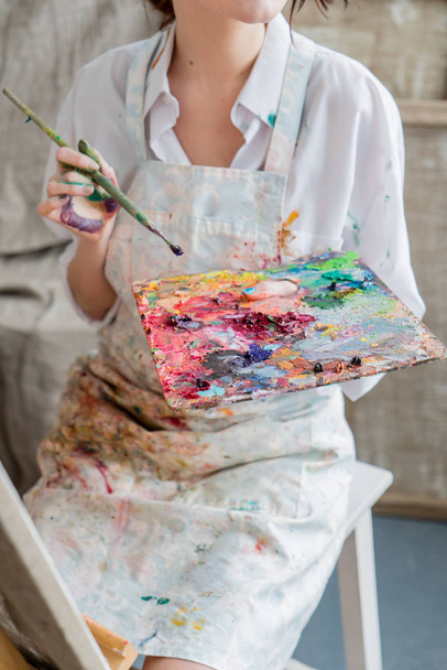 Young female painter - Φωτογραφία, εικόνα
