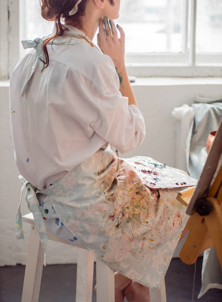Young female painter - Φωτογραφία, εικόνα
