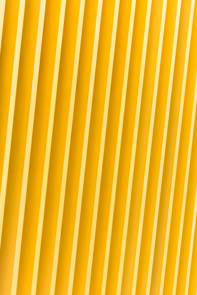 Detalhe da fachada de construção de metal amarelo
 - Foto, Imagem
