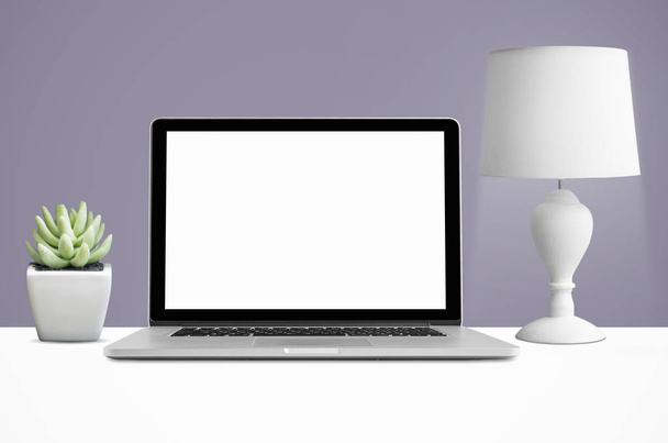 Laptop και λάμπα με κάκτο στο γραφείο   - Φωτογραφία, εικόνα