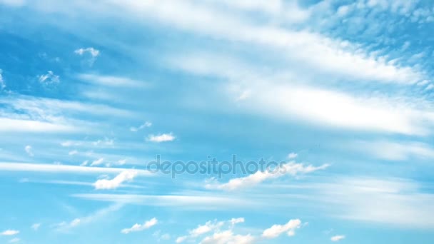 Beyaz bulutlar güneşin altında mavi gökyüzü üzerinde kaybolur. Hızlandırılmış hareket bulutlar mavi gökyüzü arka plan. Mavi gökyüzü. Bulutlar. Mavi gökyüzü beyaz bulutlar ile. - Video, Çekim