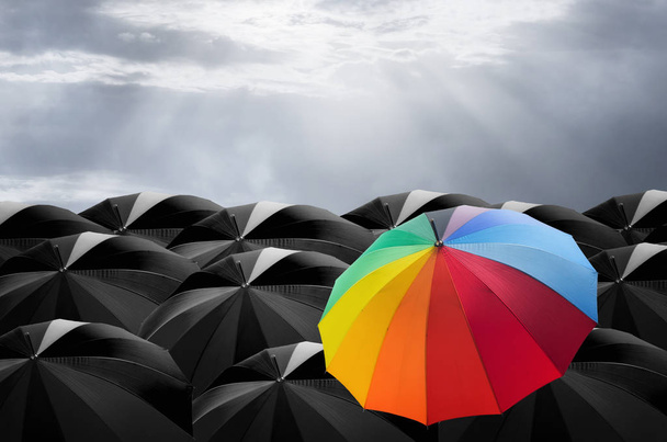 paraguas colorido en masa de paraguas negro
 - Foto, imagen