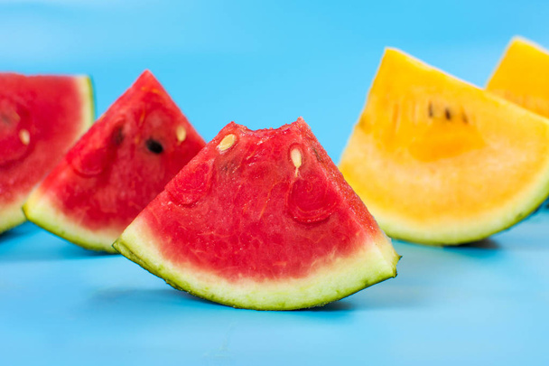 řezy melounů na modrém pozadí - Fotografie, Obrázek