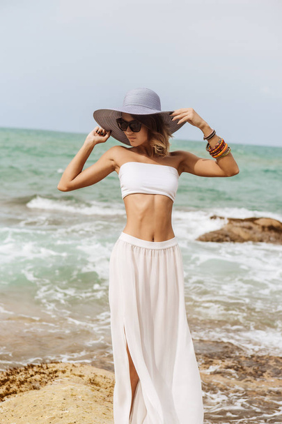 Pretty lady in summer outfit on the beach. - Foto, afbeelding