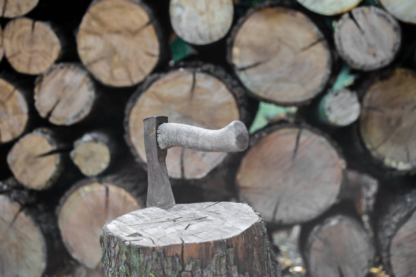 Um baralho de troncos empilhados e um machado
 - Foto, Imagem