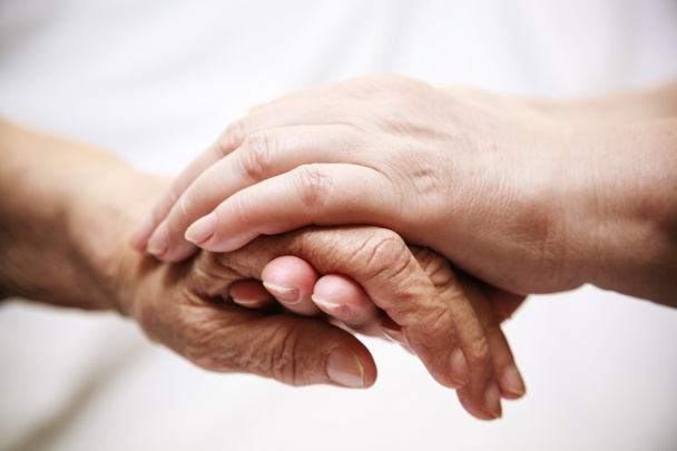 Erwachsene helfen Senior im Krankenhaus - Foto, Bild