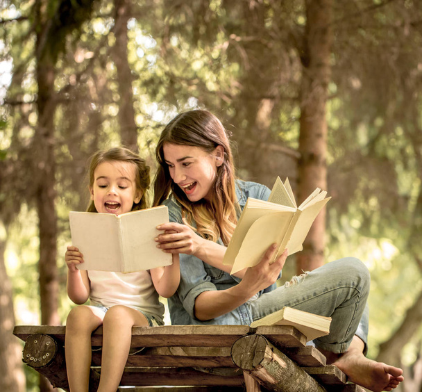 Anya és lánya olvasni a könyvet - Fotó, kép