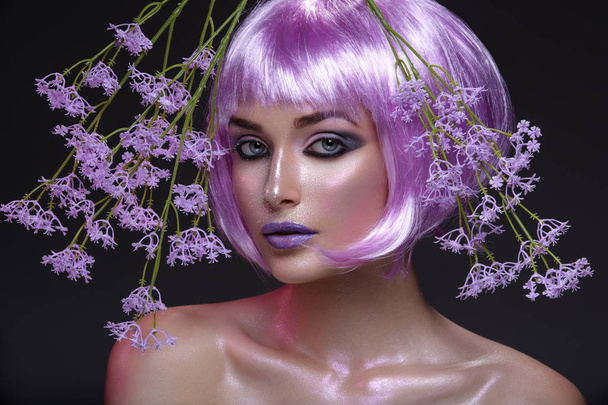Hermosa chica en peluca púrpura
 - Foto, Imagen