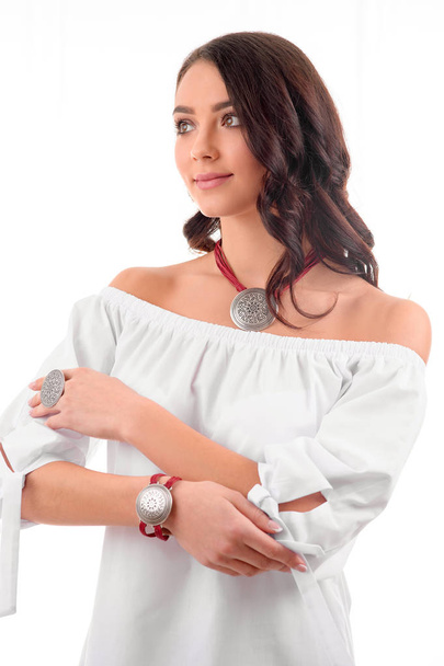 Γυναίκα πρότυπο ομορφιάς και κοσμήματα σε μοντέρνο στυλ λευκό φόρεμα με  - Φωτογραφία, εικόνα