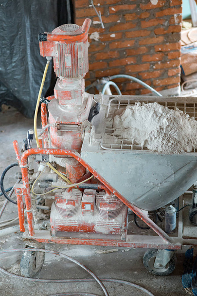  Автоматический распылитель штукатурки для эффективной штукатурки стен
 - Фото, изображение