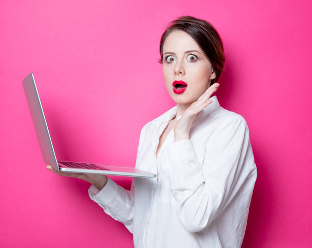 roodharige zakenvrouw met laptop  - Foto, afbeelding