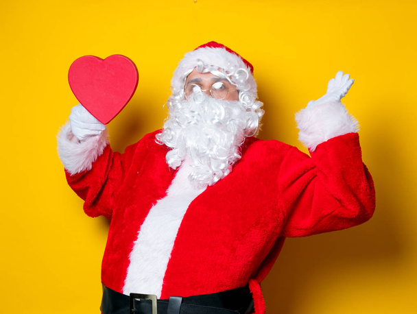 Noel Baba kalp şekli hediye holding - Fotoğraf, Görsel