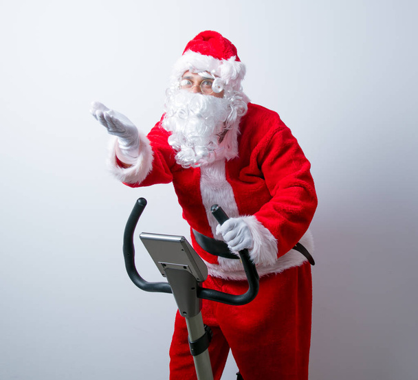 Санта-Клауса веселитися з велотренажери - Фото, зображення