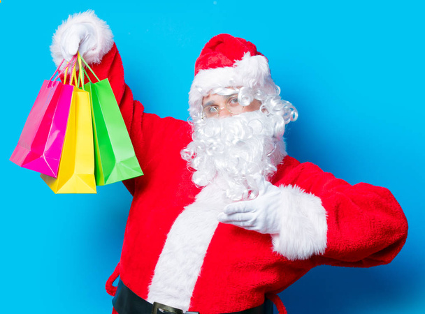 Père Noël s'amuser avec des sacs à provisions
 - Photo, image