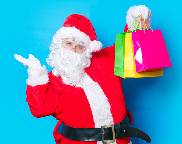 Papá Noel divertirse con bolsas de compras
 - Foto, imagen