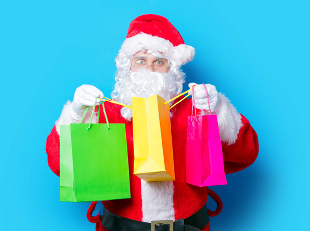 Papá Noel divertirse con bolsas de compras
 - Foto, imagen