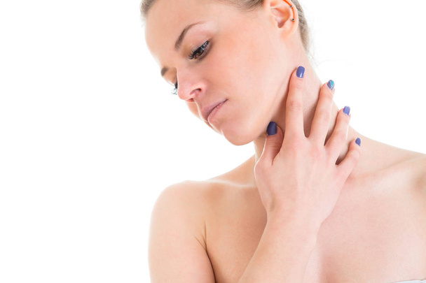 жінка піклується про свою шкіру шиї, модель позує в студії ізольована
 - Фото, зображення