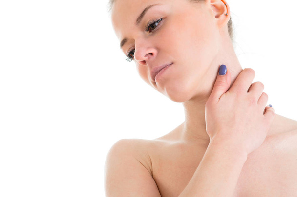 Kobieta z bólem szyi, modelu pozowanie Studio na białym tle - Zdjęcie, obraz