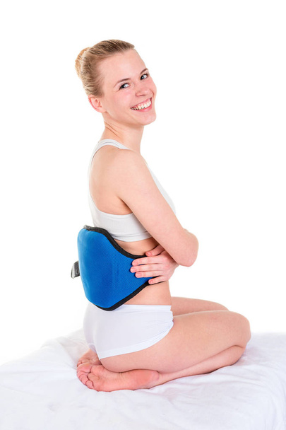 Donna felice facendo massaggio con cintura di massaggio vibrante elettrica
 - Foto, immagini
