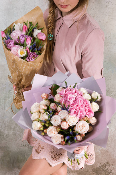 Florist show bouquets of rose and tulip flowers. - Foto, Imagen