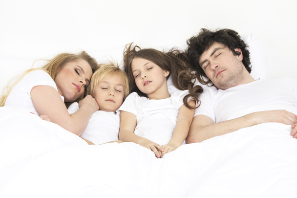 Семья спит вместе
 - Фото, изображение