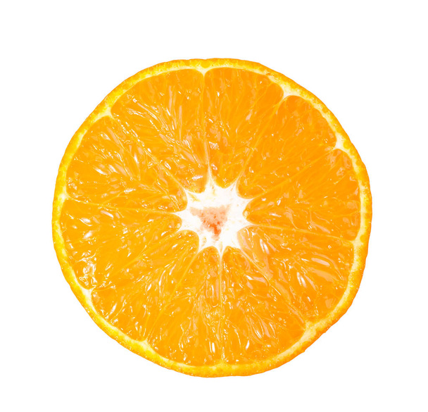 Κομμένο σε φέτες φρέσκο πορτοκάλι που απομονώνονται σε λευκό - Φωτογραφία, εικόνα