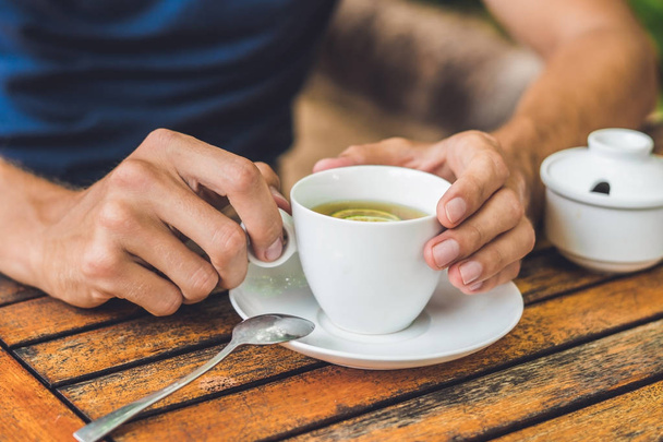 Mann hält Tasse Tee in der Hand  - Foto, Bild