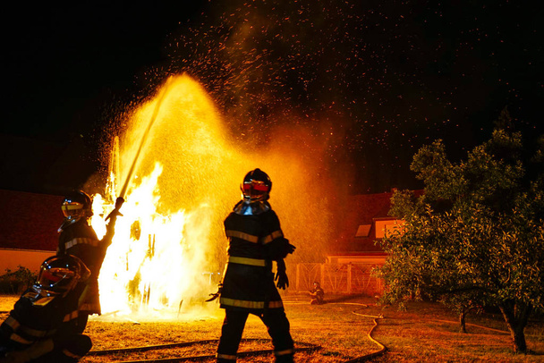 Saint Jean Festivali Fransız köyü. Hors yanan heykeli - Fotoğraf, Görsel
