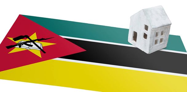 Häuschen auf einer Fahne - mosambik - Foto, Bild