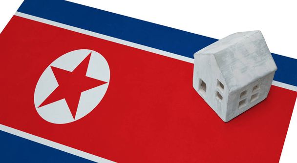 Piccola casa su una bandiera - Corea del Nord
 - Foto, immagini