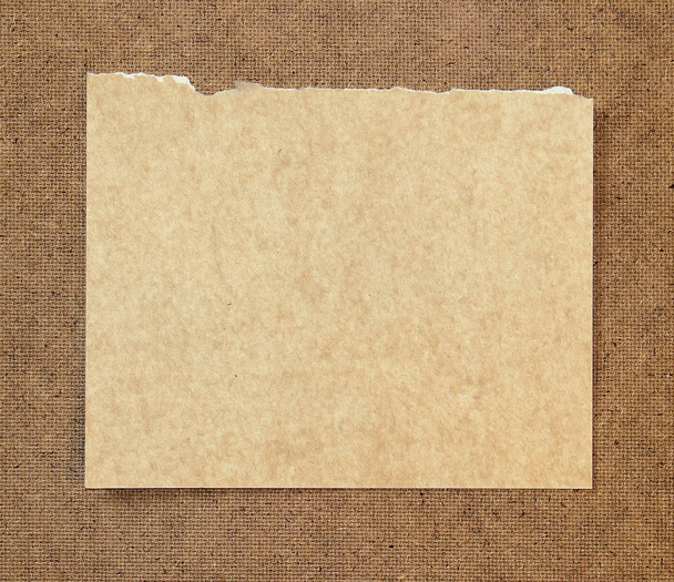 oud papier met een gescheurde rand in het passepartout - Foto, afbeelding