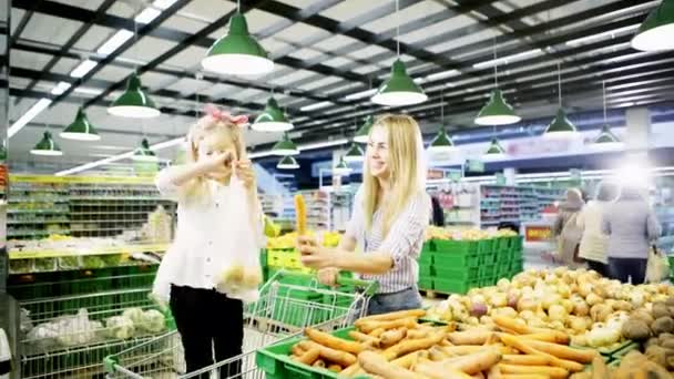 Family makes purchases in the supermarket - Filmmaterial, Video