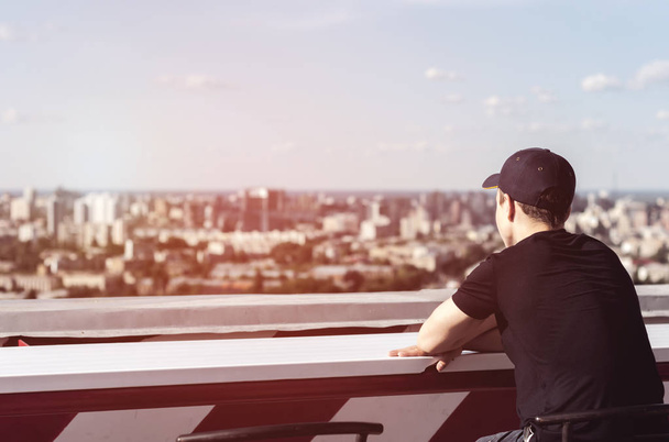 Jeune homme sur le toit d'un grand immeuble
 - Photo, image