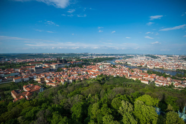 Widok z lotu ptaka kolorowe dachy pomarańczowy starych domów w Europie Pragi. - Zdjęcie, obraz