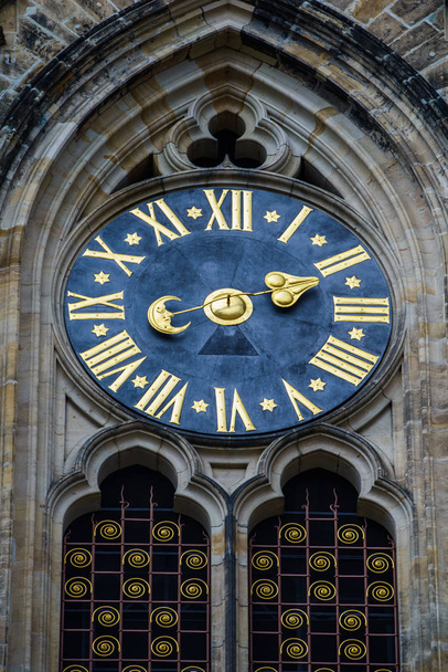 Prag, çirkin yaratık tarafından korunan karanlık Gotik Kuleli Kilisesi St Vitus Katedrali alışılmadık Saat: Bu kilise Çek Cumhuriyeti ana dini sembolüdür - Fotoğraf, Görsel