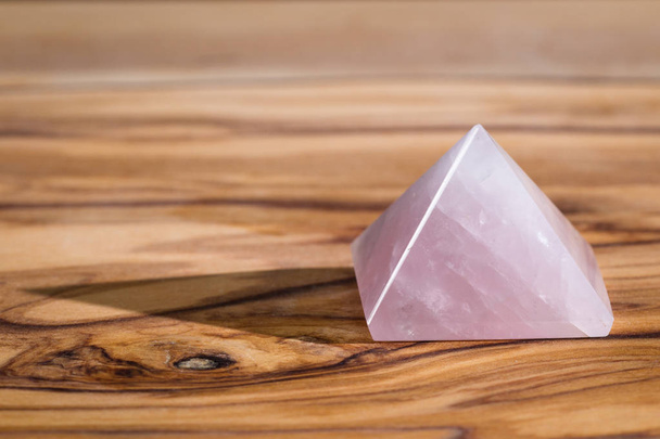 рожевий кварц піраміда
  - Фото, зображення