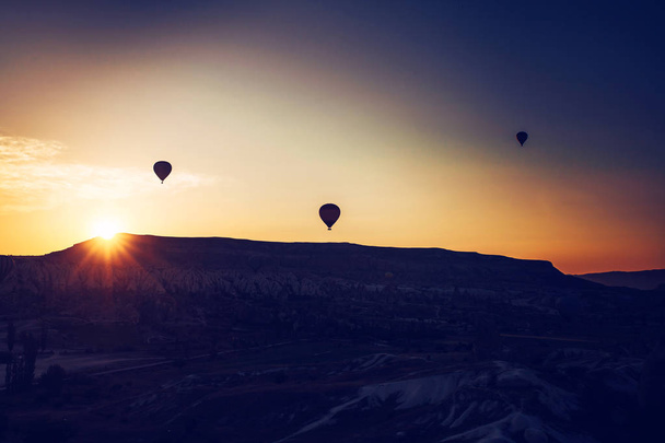 Balon turu. Kapadokya'nın ünlü turistik bir hava uçuş 's. Cappadocia tüm dünyada Balonlu uçuşlar için en iyi yerlerden biri olarak bilinir. Kapadokya, Türkiye. - Fotoğraf, Görsel