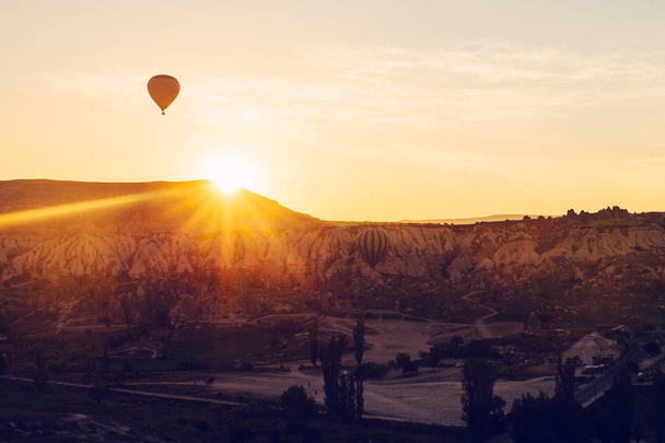 Balloon flight. The famous tourist attraction of Cappadocia is an air flight. Cappadocia is known all over the world as one of the best places for flights with balloons. Cappadocia, Turkey. - Fotografie, Obrázek