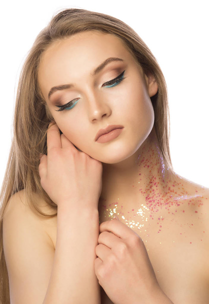 Sensuele vrouw met professionele make-up en glitter op haar nek - Foto, afbeelding