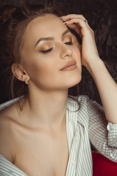 Mujer joven sensual con maquillaje natural en camisa a rayas
 - Foto, Imagen