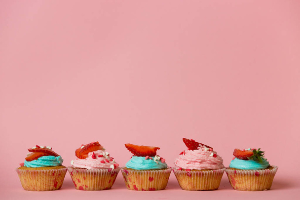 Барвисті кекси зі зморшками та ягодами зверху
 - Фото, зображення