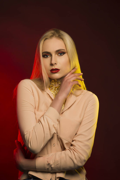 Jeune modèle de luxe avec un maquillage lumineux. Lig studio rouge et jaune
 - Photo, image