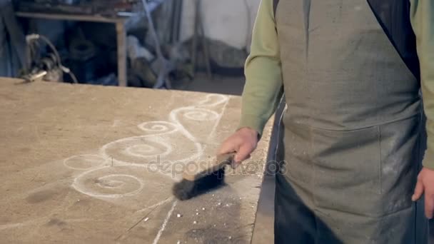 Yakın çekim adam tablosundan toz süpürme önlük - Video, Çekim