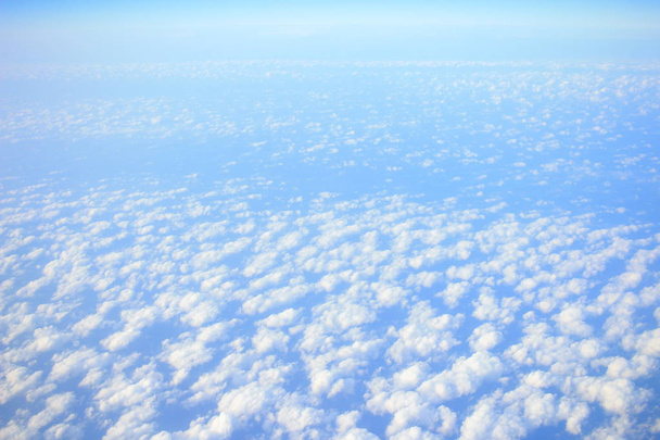 Biały chmura została podjęta na płaszczyznę tła - Zdjęcie, obraz