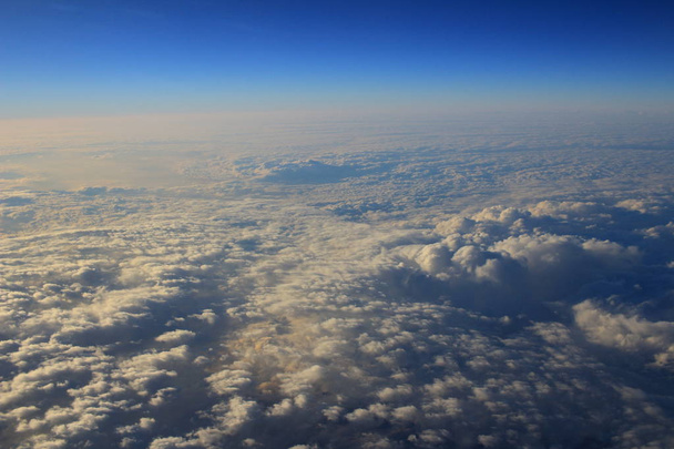 Mavi bulut arka plan için bir uçakta çekildi - Fotoğraf, Görsel