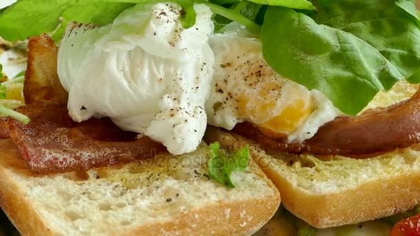 αυγά Benedict με μπέικον - Πλάνα, βίντεο