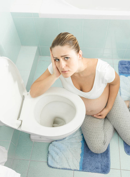 Portret młodej kobiety w ciąży cierpi z powodu zatrucia i - Zdjęcie, obraz