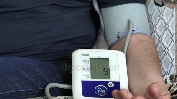 mujer mide la presión arterial
 - Imágenes, Vídeo