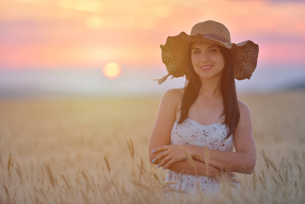 Крупним планом портрет усміхненої молодої білої жінки в природі. Весела молода красива жінка насолоджується днем у природному середовищі на заході сонця
 - Фото, зображення