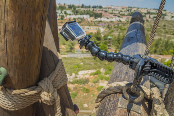 Caméra d'action sur bâton sur tour d'escalade
 - Photo, image